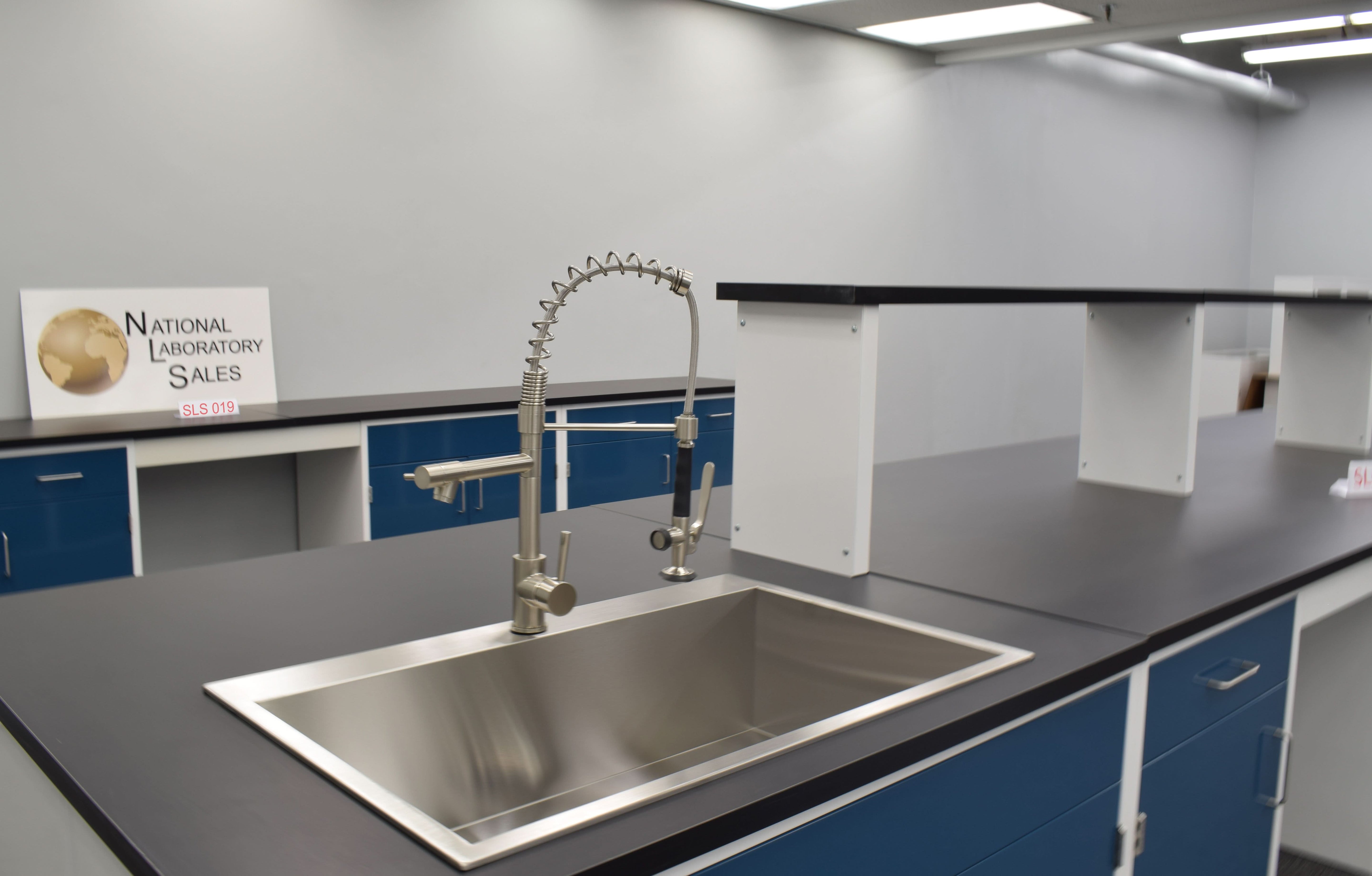 16′ Fisher American Island w/ Sink & Center Shelf