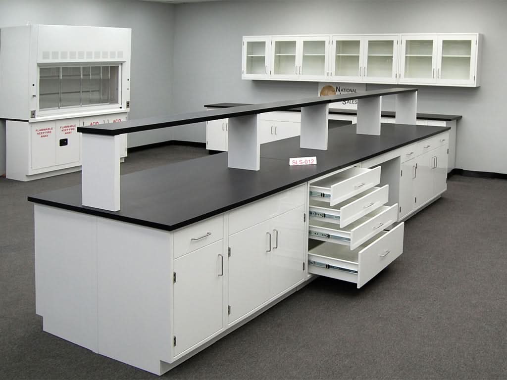 16′ Fisher American Island w/ Center Shelf