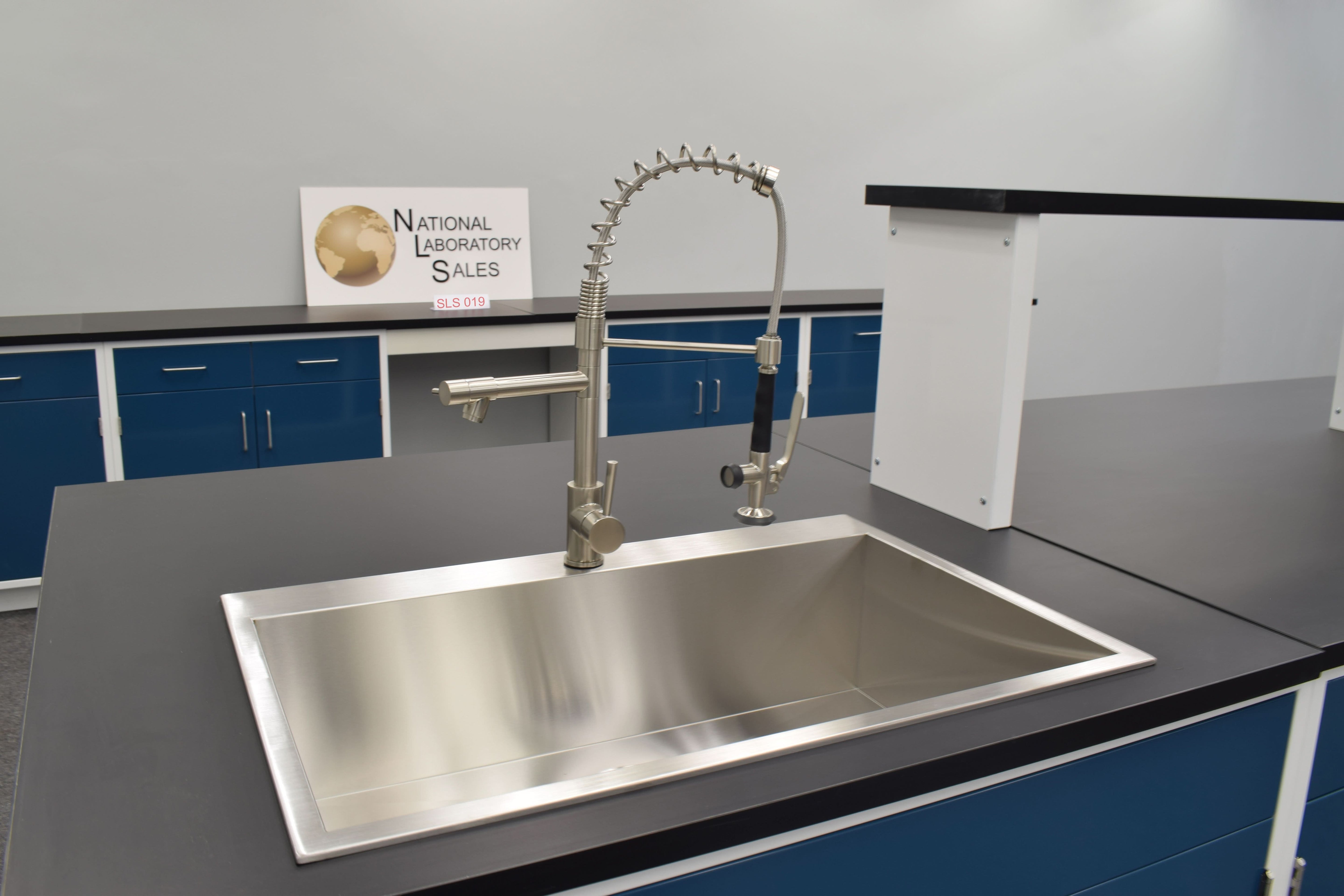 16′ Fisher American Island w/ Sink & Center Shelf